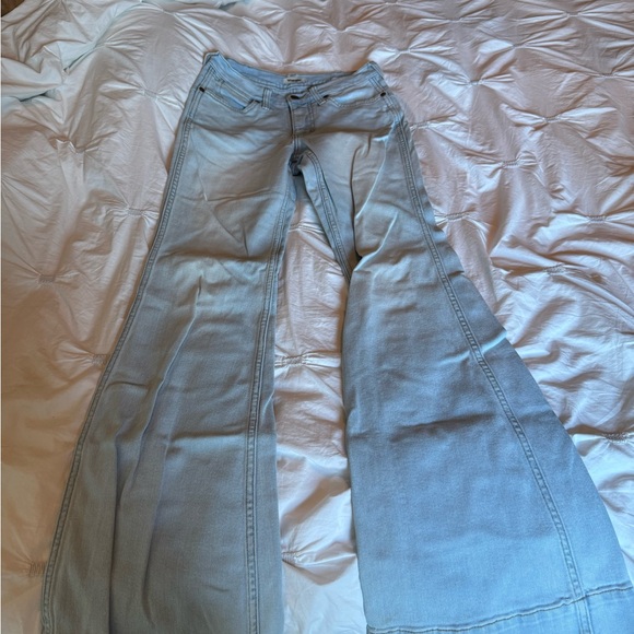 High Rise Flare Wrangler Light Wash Jeans, Size 25, 32” inseam! - Picture 1 of 4